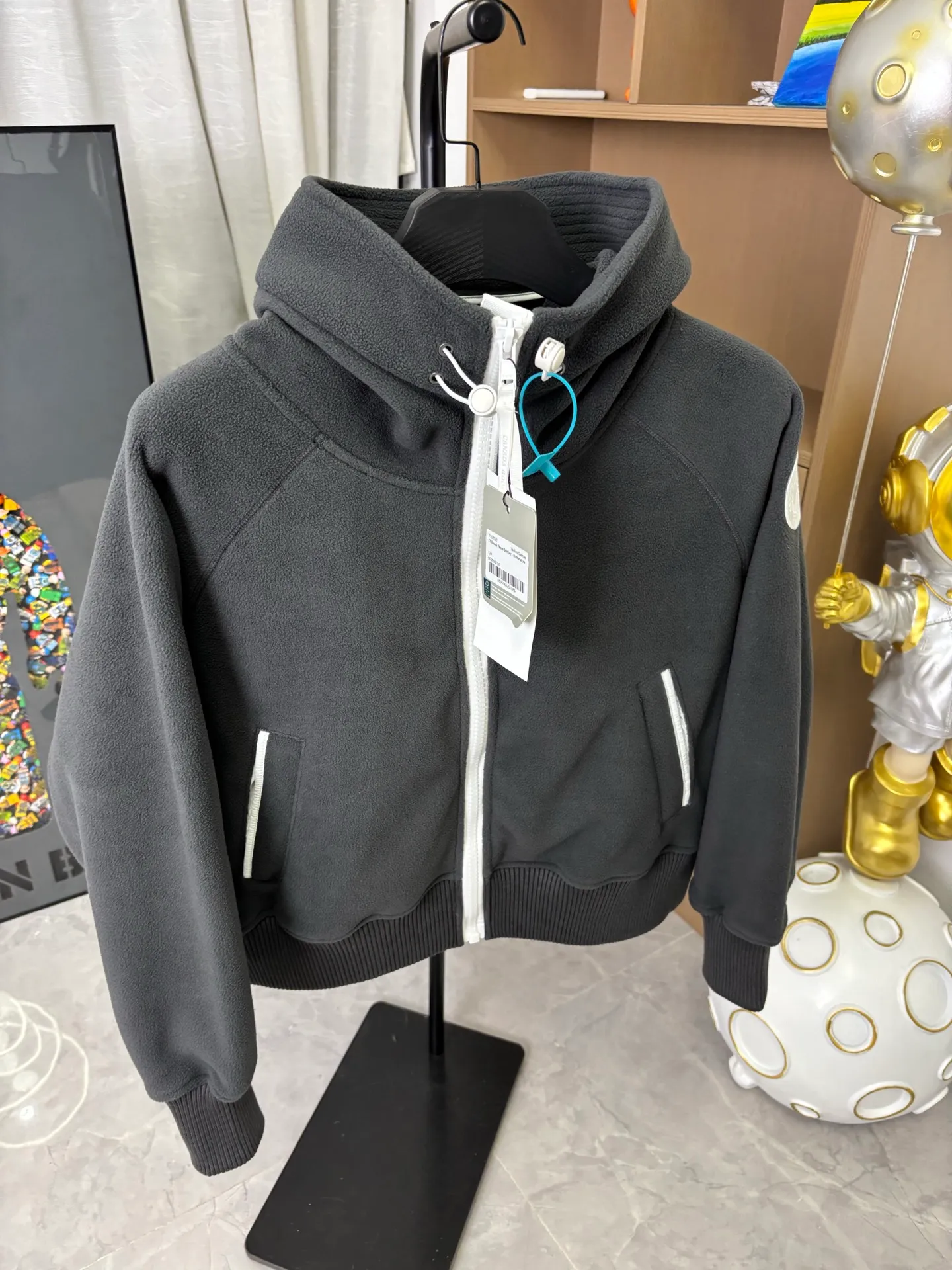 P610 Style number: DC212# [Canada Goose] Canada Goose wool fleece bomber jacket hooded jacket. Classic Chilliwa wool fleece pilot official website 1:1:1 customized model. Canada goose Chilliwa Fce Bomber HUMANATURE, limited white label wool fleece, light gray and white label, really high-end✌️soft and comfortable, not heavy. Buyers who like it should hurry up😈 Color: black gray white Size: S-XL [Picture 9️⃣Size chart]